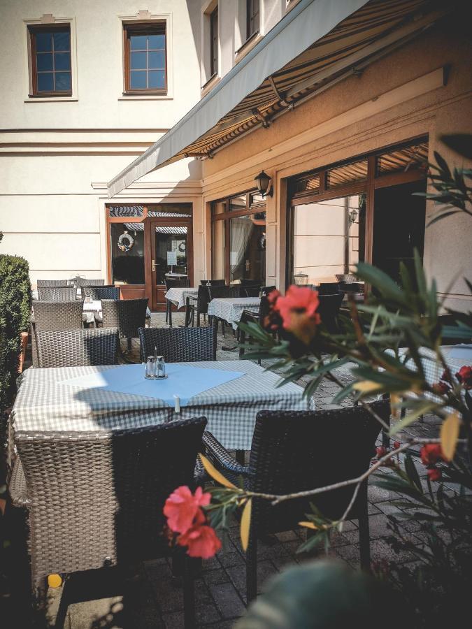 Restaurant Pansion Wien Cierny Brod Exterior foto